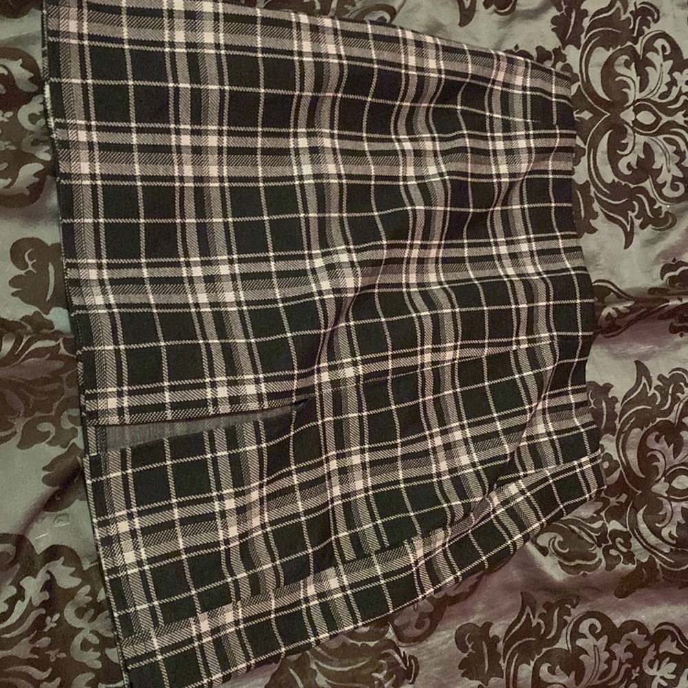 A skirt with a slit, size Large